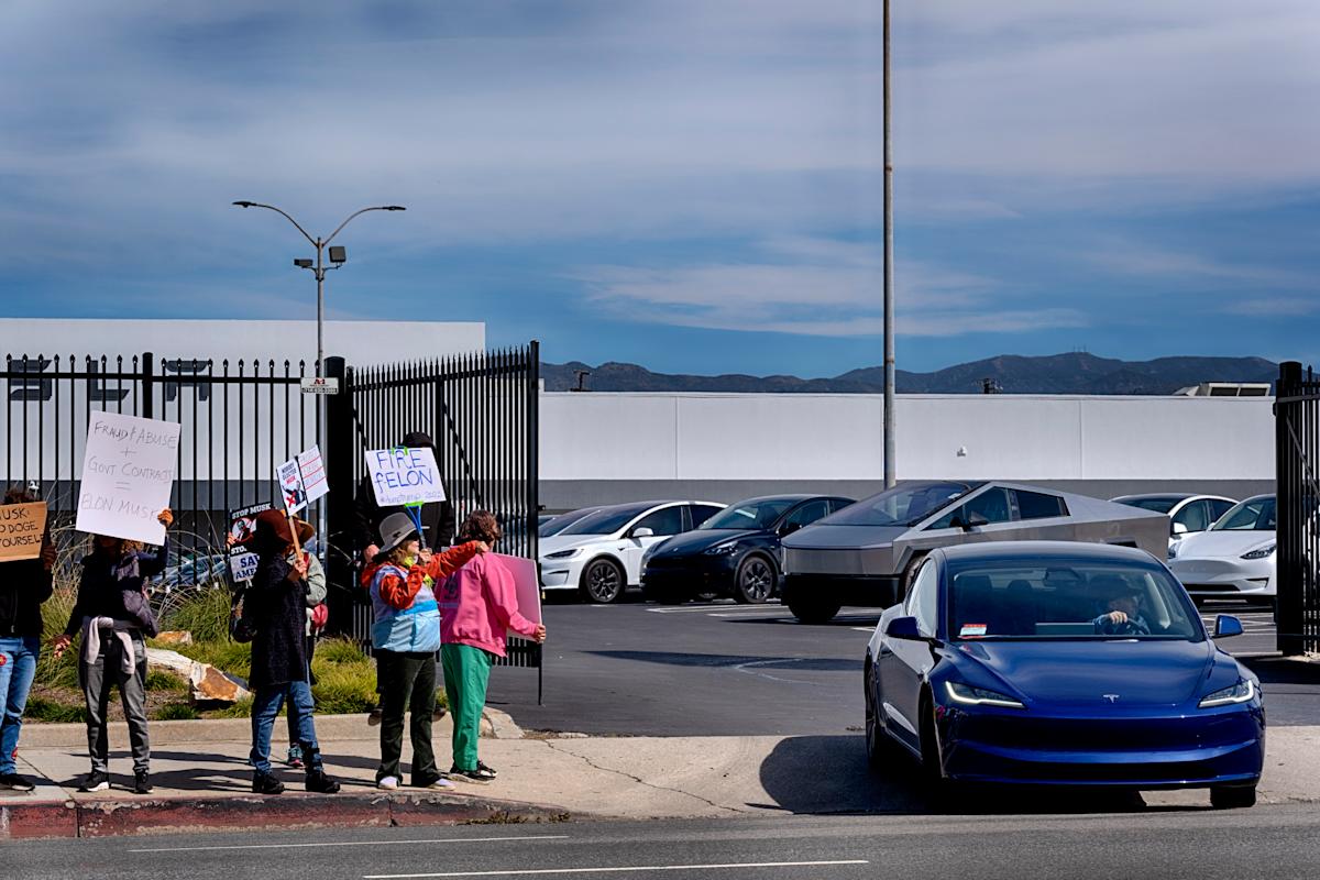 Why Tesla stock looks 'extremely' oversold, this top markets technician says