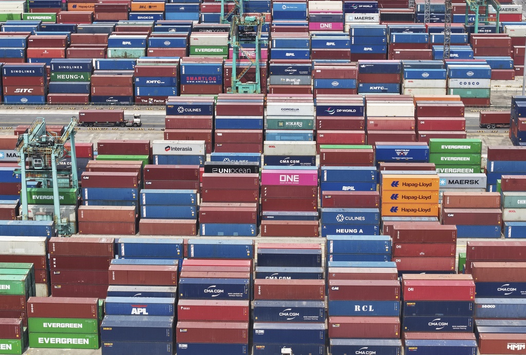 China Quietly Backs Away from Trade War, Agrees to Trump Tariff Talks